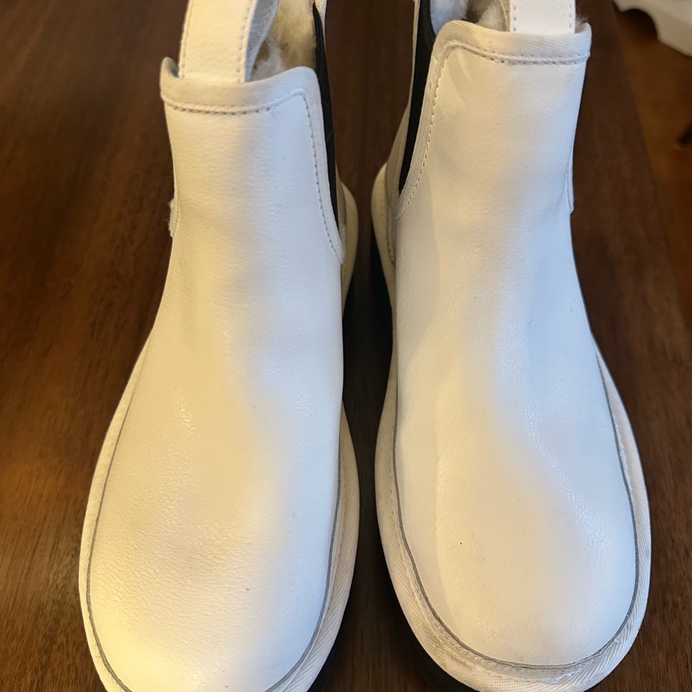 UGG White Lined Boots: size 7
